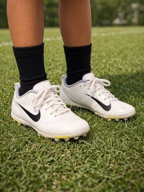 Nike kids fast flex vapor White Athletic Cleats with Black Swoosh